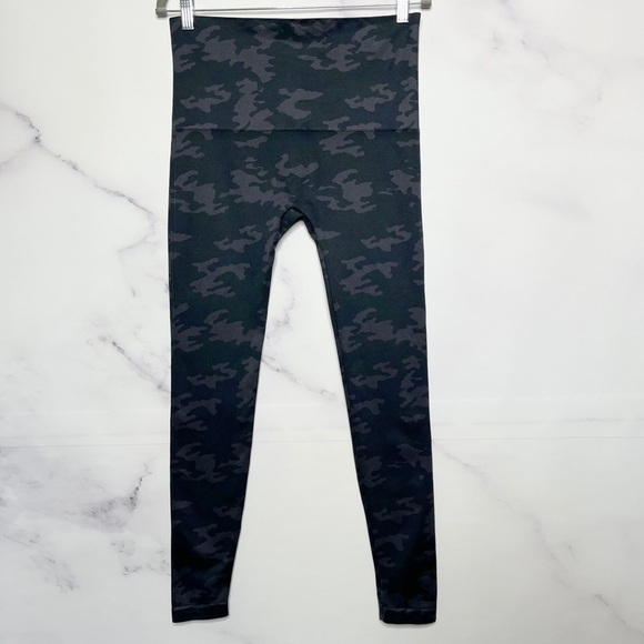 SPANX Camo Look at Me Now Seamless Cropped Leggings - Picture 5 of 15